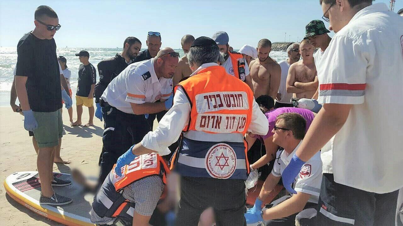 צוותי חובשים ופראמדיקים של מגן דוד אדום בחוף הים | צילום ארכיון, דוברות מדא | עיבוד: שולי סונגו ©