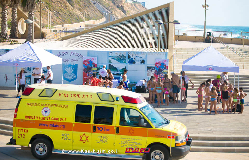 מגן דוד אדום מעניק הדרכת החייאה לציבור הרחב ולתיירים הצרפתיים בחוף סירונית בעיר נתניה | צילום: יקיר קרשביץ, תיעוד מבצעי מדא