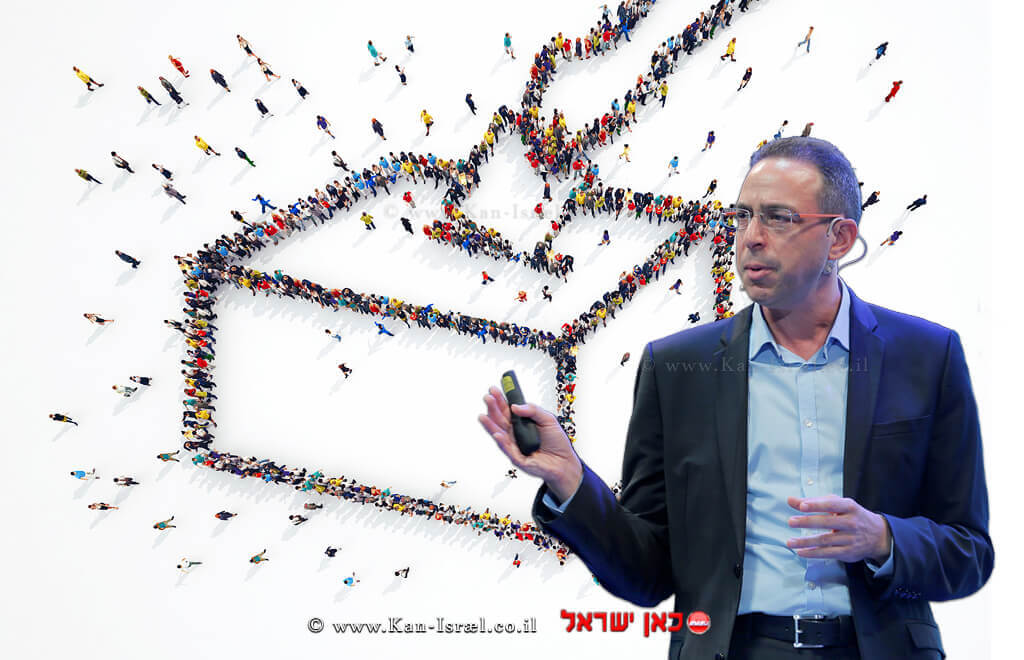 עורך דין אלון בכר, ראש הרשות להגנת הפרטיות במשרד המשפטים, ברקע: בוחרים יוצרים מיצג אנושי בדרך להצבעה בקלפי | עיצוב: שולי סונגו