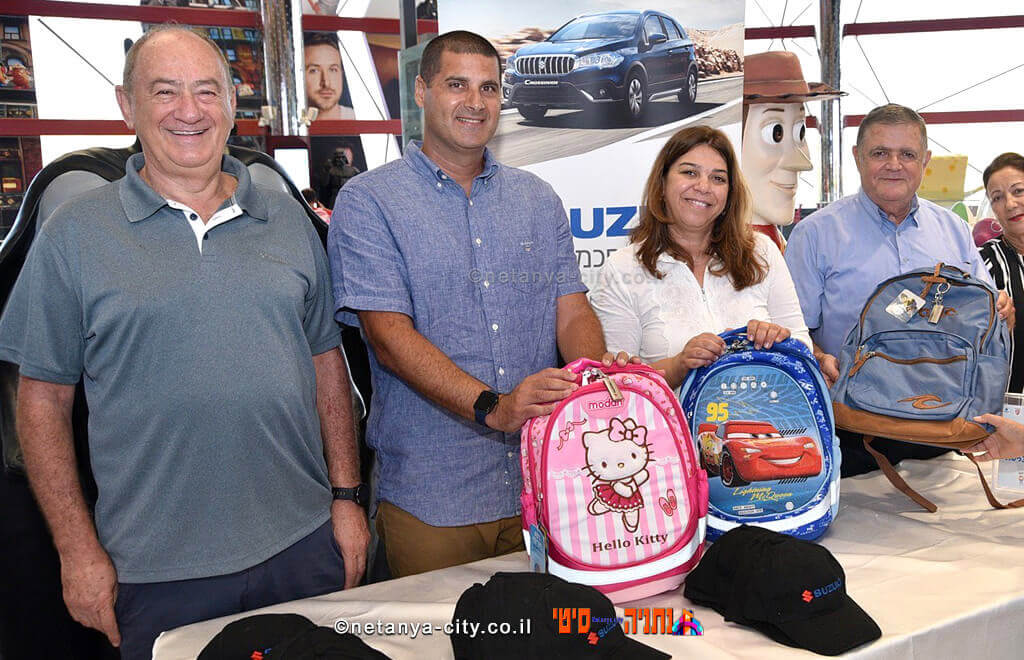 חלוקת ילקוטים וציוד חדש לתלמידי נתניה לקראת פתיחת שנת הלימודים החדשה | צילום: רן אליהו