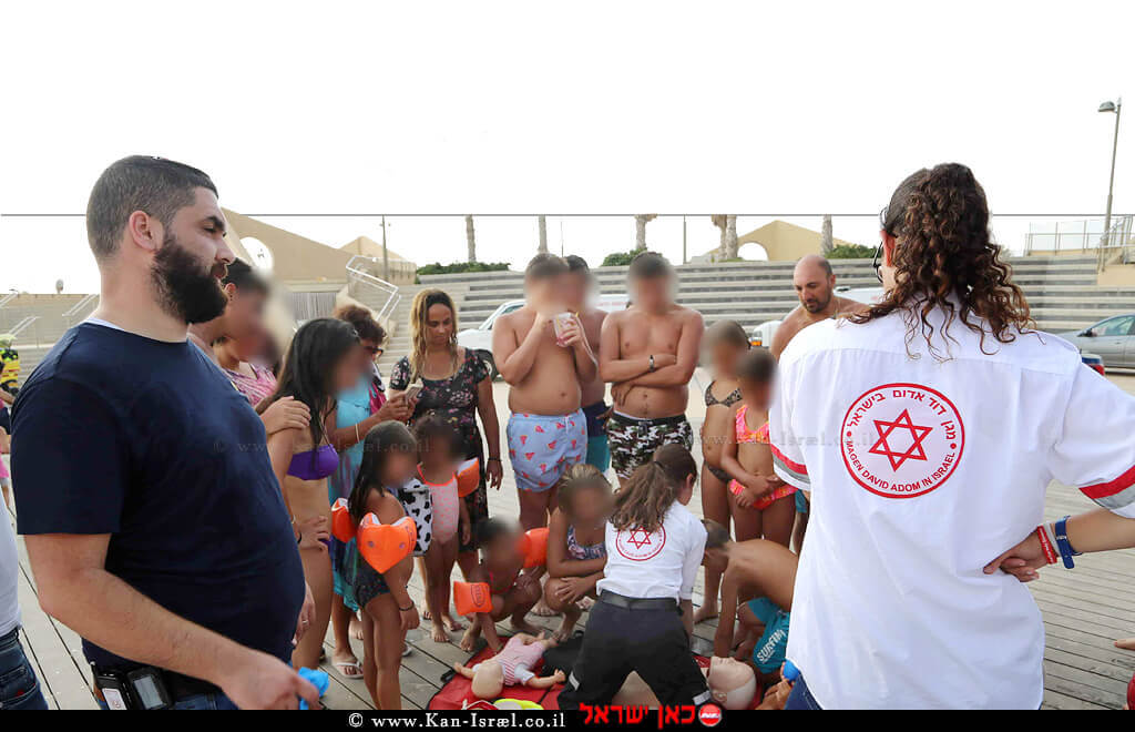 צוותי מגן דוד אדום מדריכים החייאה לרוחצי חוף סירונית בעיר נתניה | צילום אילן עזריה, דוברות מדא